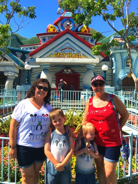 Best Disney Photo Spots | Mickey's Toontown at Disneyland